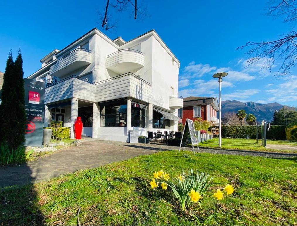 Logis Hotel Le Miramont Argelès-Gazost Exteriör bild